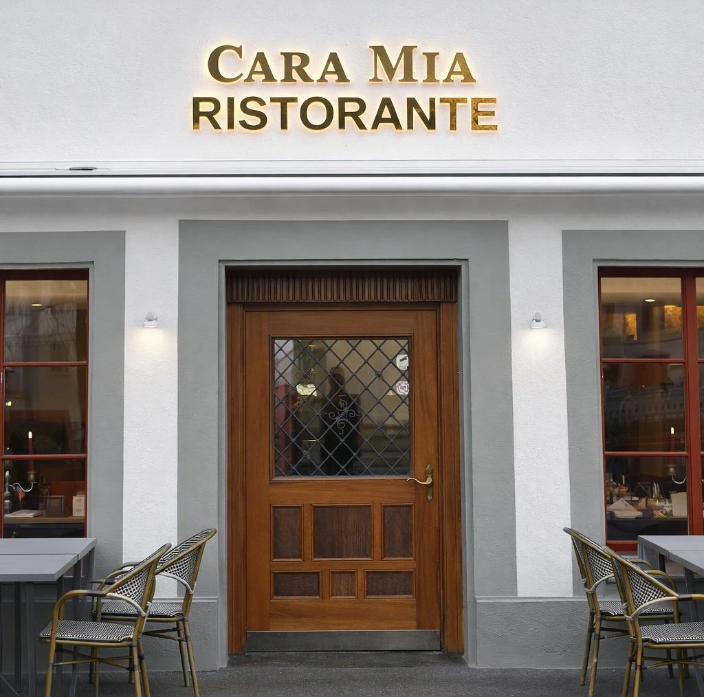 Cara Mia Restaurant Ambiente mit warmem Licht und eleganter Einrichtung